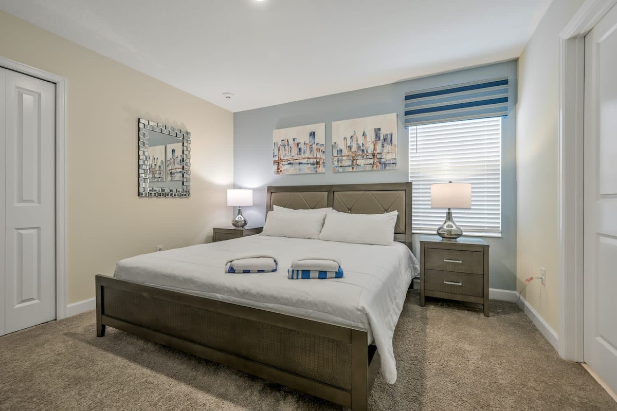 غرفة نوم بسرير كبير