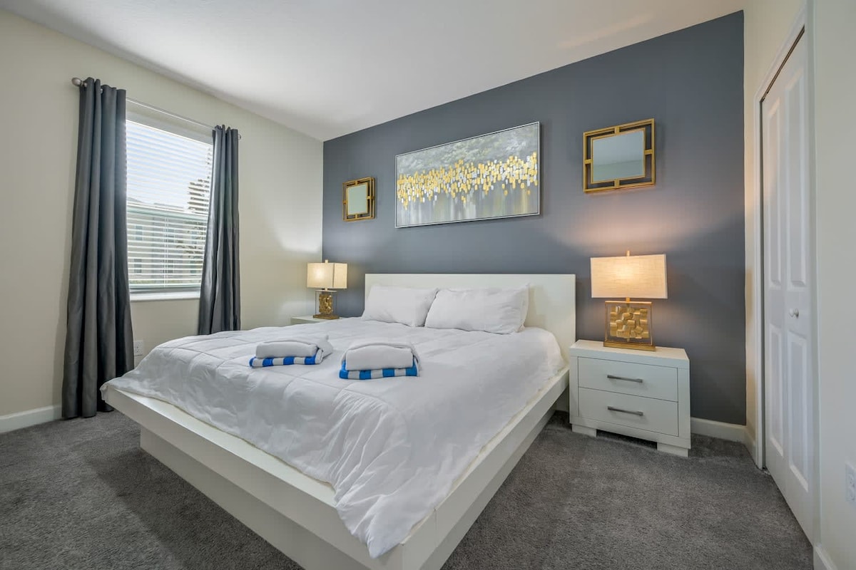 غرفة نوم بسرير كبير