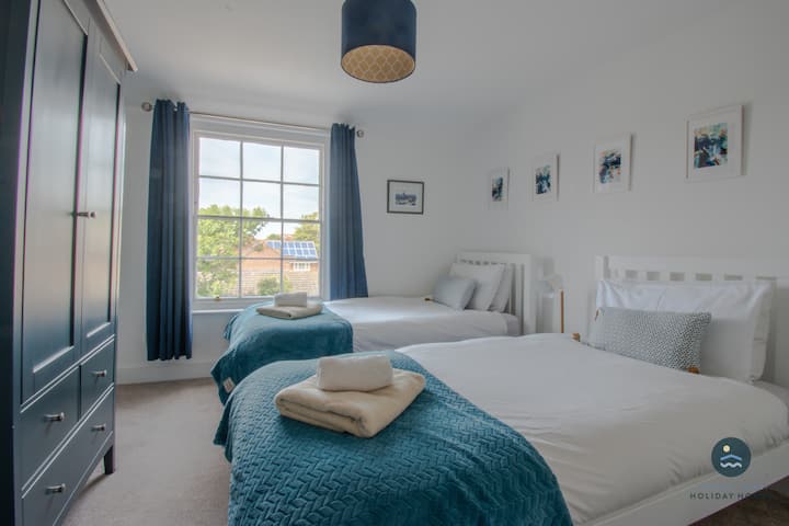 Спалня с две единични легла