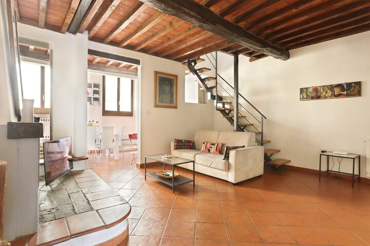 Tornabuoni- Large family apartment in Florence gallery image 2