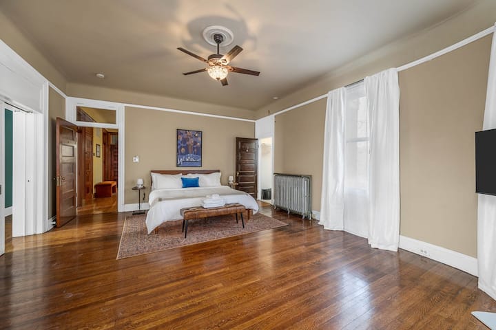 Acogedor en este dormitorio de ensueño con una cama cómoda y un ventilador de techo para mantenerte fresco toda la noche. ️ #Habitaciones #CozyVibes #SleepingInStyle Bedroom #1 - Cama tamaño king