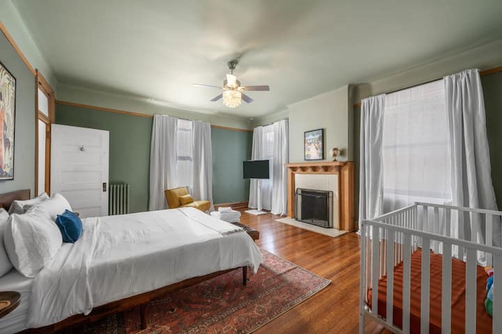 Acogedor en esta adorable guardería con una cuna, creando el ambiente perfecto para tu pequeño. Dormitorio #3 - Cama tamaño king y una cuna✨ #GuarderíaGoals #CozyVibes #BabyLove