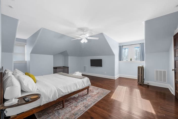 Disfruta de la máxima relajación en tu dormitorio con una lujosa cama y un elegante ventilador de techo. Dormitorio #7 - Cama tamaño king #Dormitorio #DreamySpace #HomeInteriors