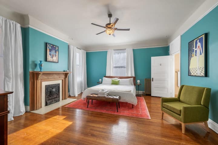 Entra en un tranquilo santuario con este impresionante dormitorio con paredes azules relajantes. Dormitorio #2 - Cama tamaño king #Dormitorios #SereneVibes