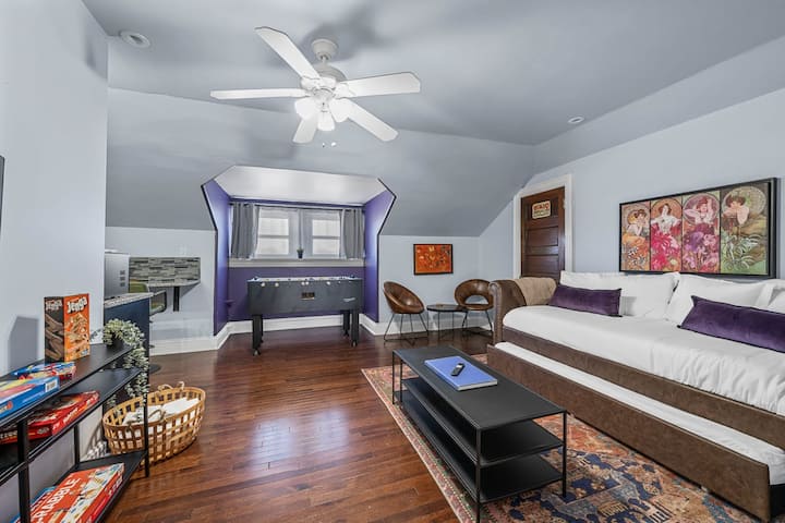 Crea el ambiente perfecto en tu sala de estar con nuestros elegantes muebles y un ventilador de techo que aporta comodidad y estilo.  Experimenta lo último en relajación. Cama nido: ¡dos camas individuales, cocina americana, mesa de futbolín y juegos de mesa! #LivingRoomVibes #HomeInteriors #StayCool