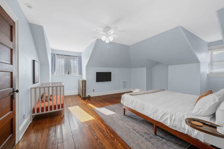 Acomódate en este dormitorio de ensueño con una lujosa cama, un elegante vestidor y un televisor de última generación. Dormitorio #8 - Cama tamaño king y cuna #DormitorioGoals  #Relajación ️