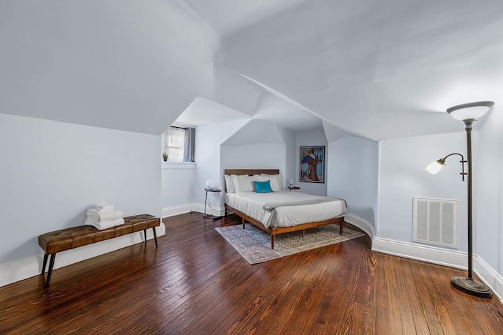 Escápate a la tierra de ensueño con estilo con este acogedor dormitorio que cuenta con dos camas cómodas y un hermoso piso de madera.  Dormitorio 6 - Cama tamaño queen #Dormitorio #DormitorioInspo #WoodenDreams