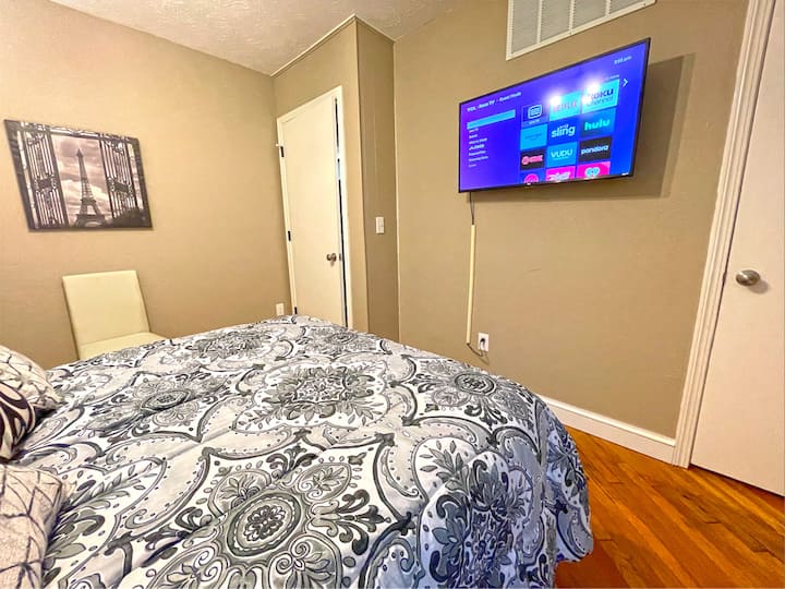 מיטה זוגית רחבה עם טלוויזיה