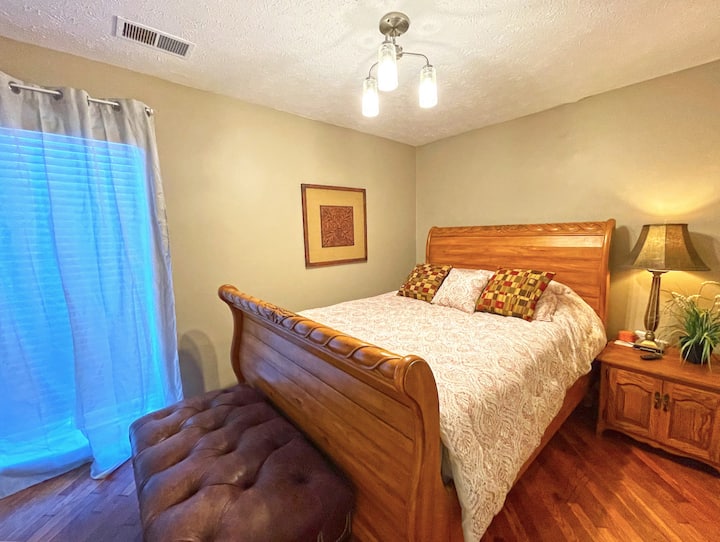 חדר קווין עם שידת לילה ומנורה