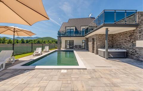 Gorgeous home in Debelo Brdo with sauna