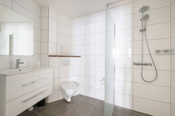 Spacious 3-BR Urban Sanctuary gallery image 5