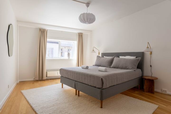 Bright & Spacious Apartment for up to 8 People gallery image 2