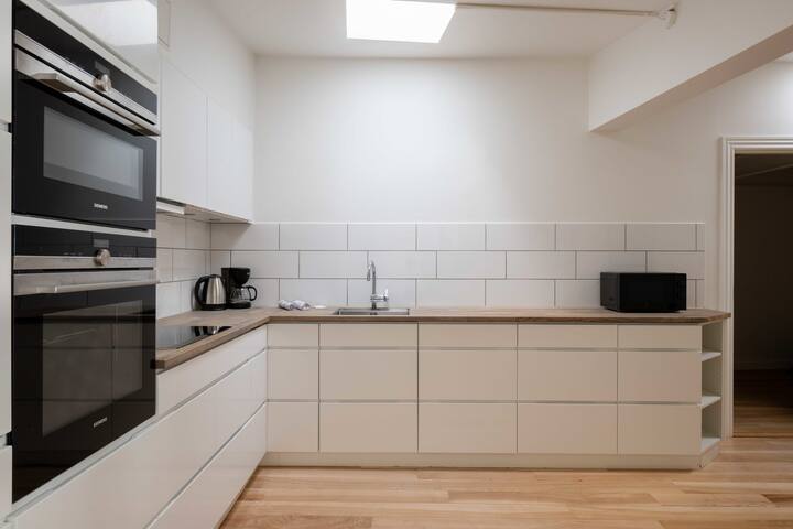 Bright & Spacious Apartment for up to 8 People gallery image 4