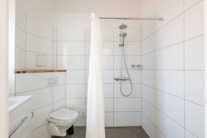 Bright & Spacious Apartment for up to 8 People gallery image 5