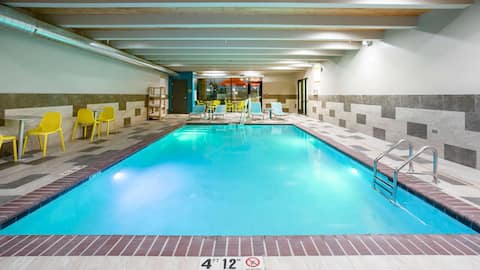 Roswell’s Urban Ease: 4 Spacious Units. Parking!