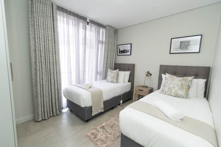 Slaapkamer met grote eenpersoonsbedden