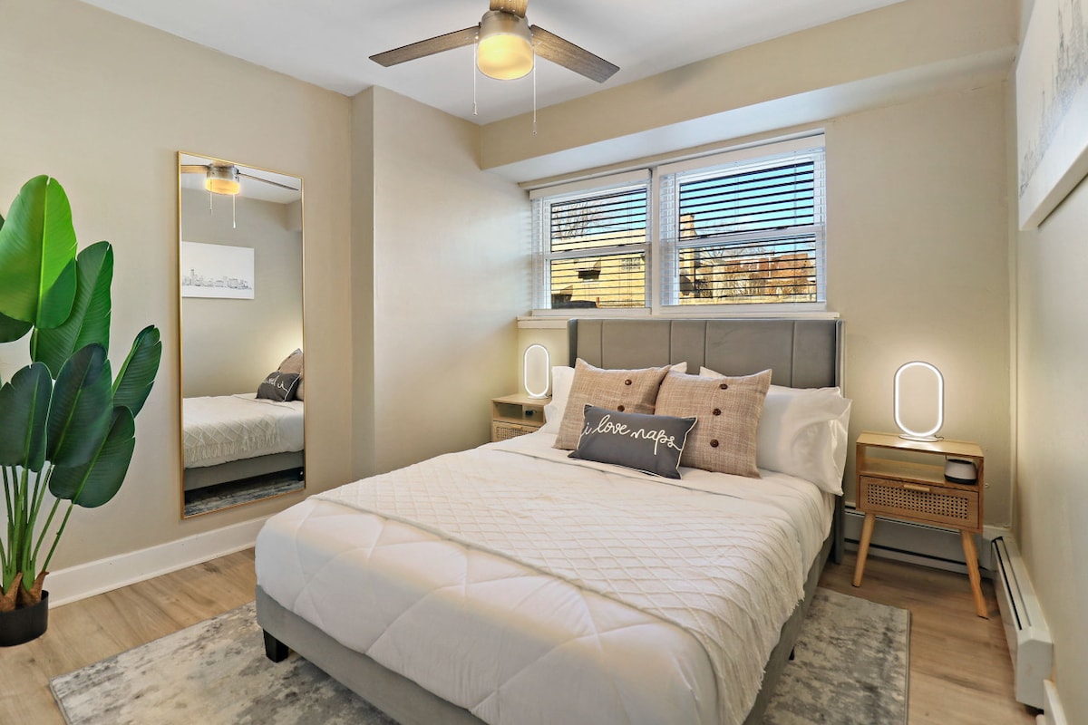 ความสะดวกสบายขนาดควีนไซส์รอคุณอยู่ในห้องนอนที่น่าอยู่นี้