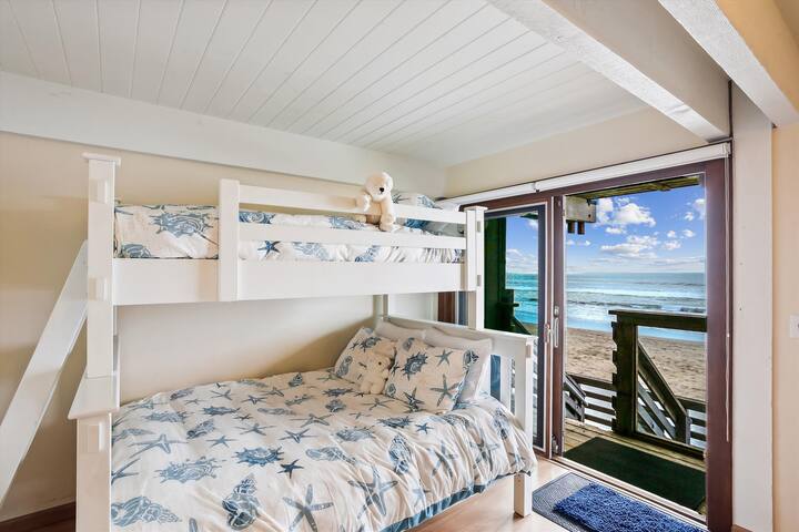 Seashore Retreat: Waterfront Haven gallery image 2