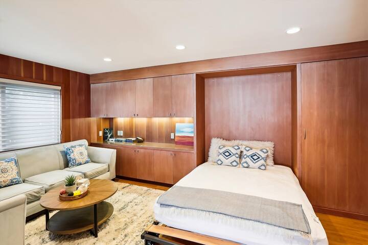 Seashore Retreat: Waterfront Haven gallery image 3