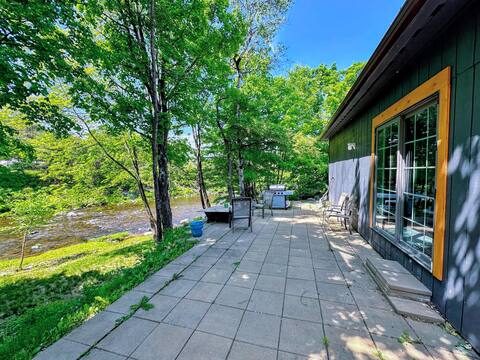 37PA Superbly appointed riverfront home