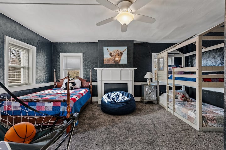 Espace pour tout le monde – notre chambre avec lits jumeaux et lit double, une configuration confortable pour une bonne nuit de sommeil