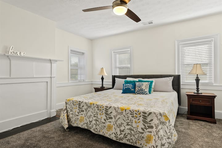 Détendez-vous dans la simplicité : notre chambre king size moderne offre une retraite simple et confortable.