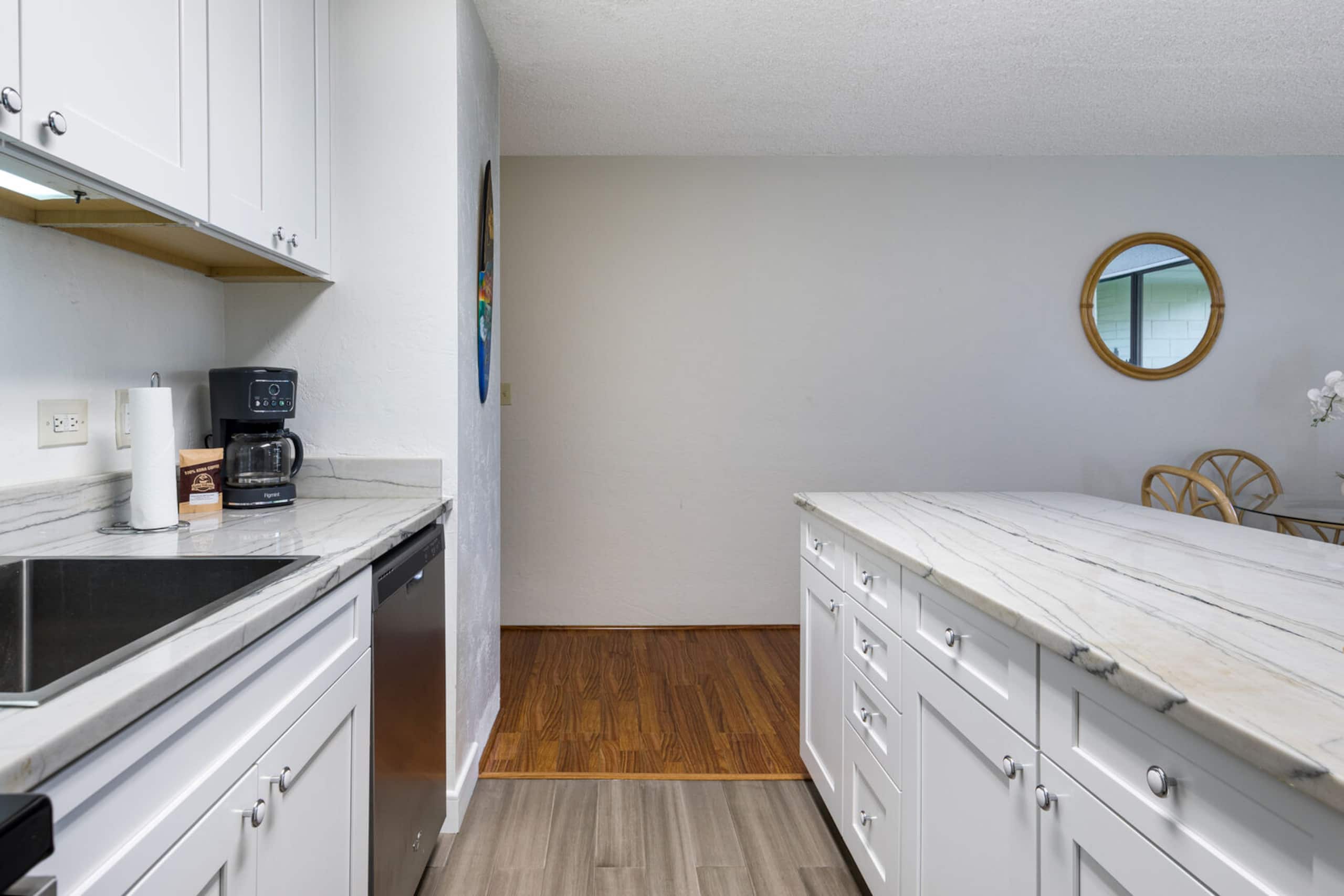 Condo in Kailua-Kona · ★4.78 · 1 bedroom · 2 beds · 1 private bath - Image 8