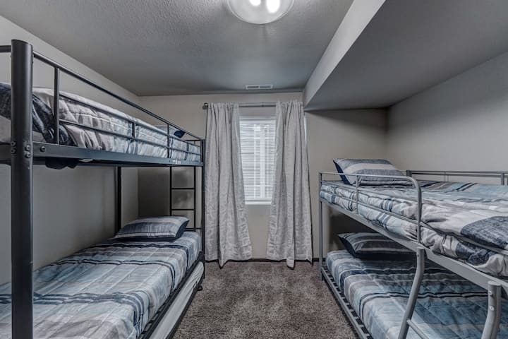 חדר שינה בקומה התחתונה (4) עם חמש מיטות זוגיות למשפחות/קבוצות עם הרבה ילדים!