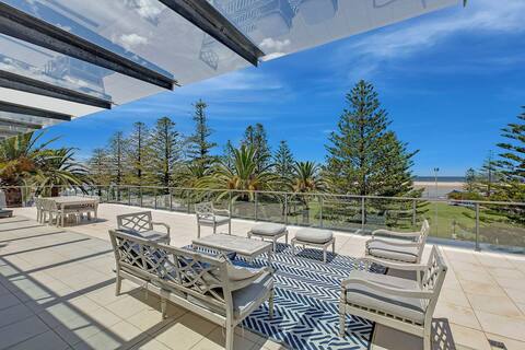 Coast Luxury Apartments - Amazing deck with views