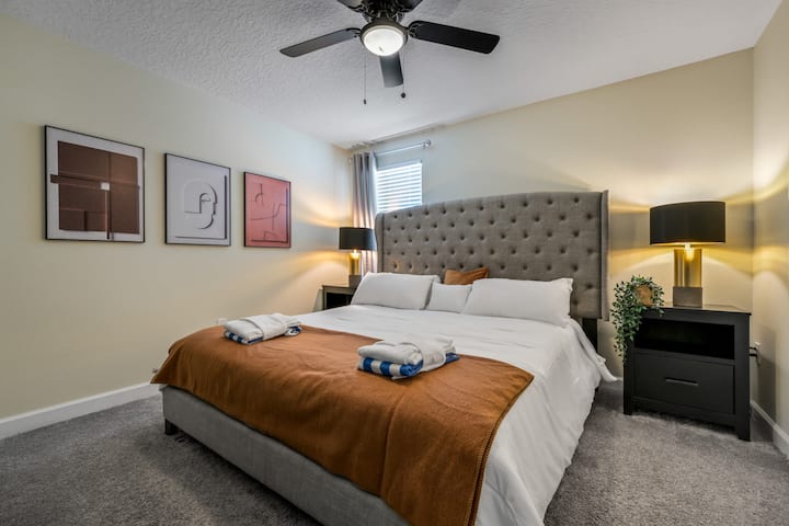 spálňa s manželskou posteľou