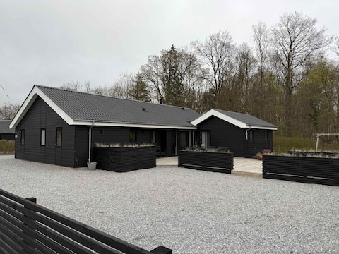 Modern summer house in Pøt with spa & sauna