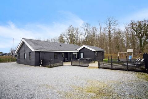 Modern summer house in Pøt with spa & sauna