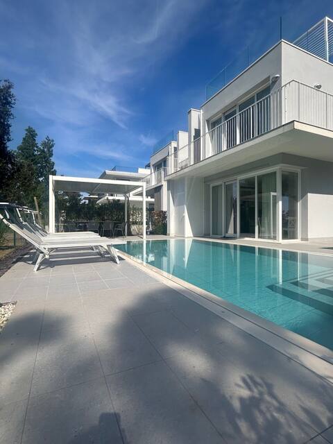 Stunning villa with pool and lagoon view