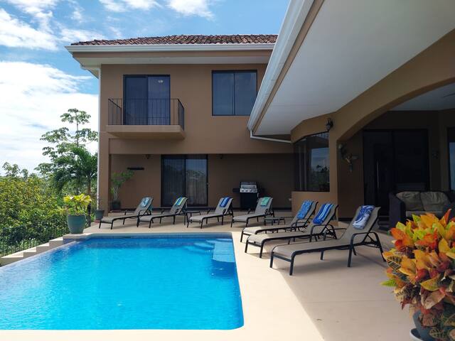 Housekeeping•BBQ•Pool•4 TVs•Garden•Oceanview villa