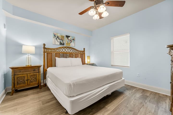 Druga spavaća soba s velikim bračnim krevetom, kupaonicom i TV-om s ravnim ekranom