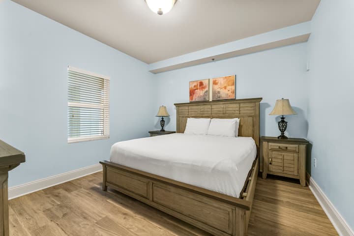 Spavaća soba s bračnim krevetom i TV-om ravnog ekrana