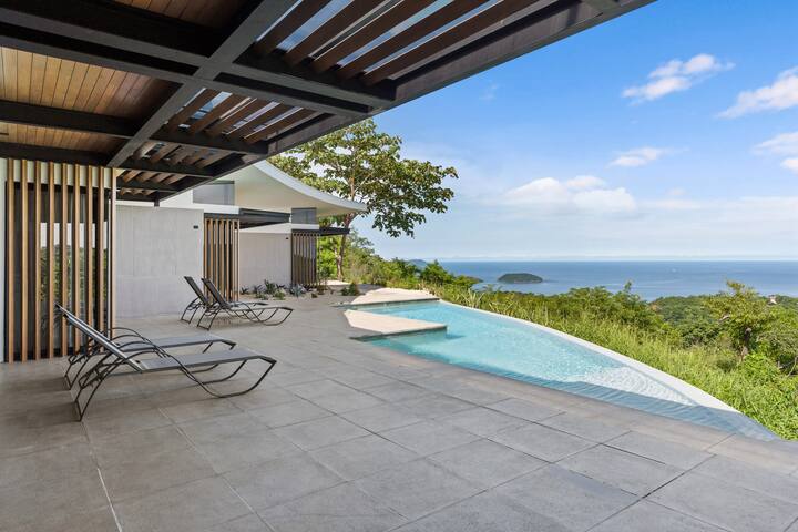 Ultramodern Home w/ Infinity Pool & Ocean Views