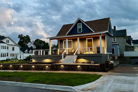 Serene Stay: Chef's Kitchen & Porch Lake Views