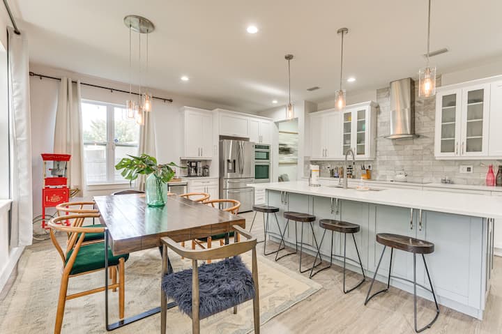 3 Mi To Usf: Dog-friendly Home W/ Large Yard - Tampa, FL