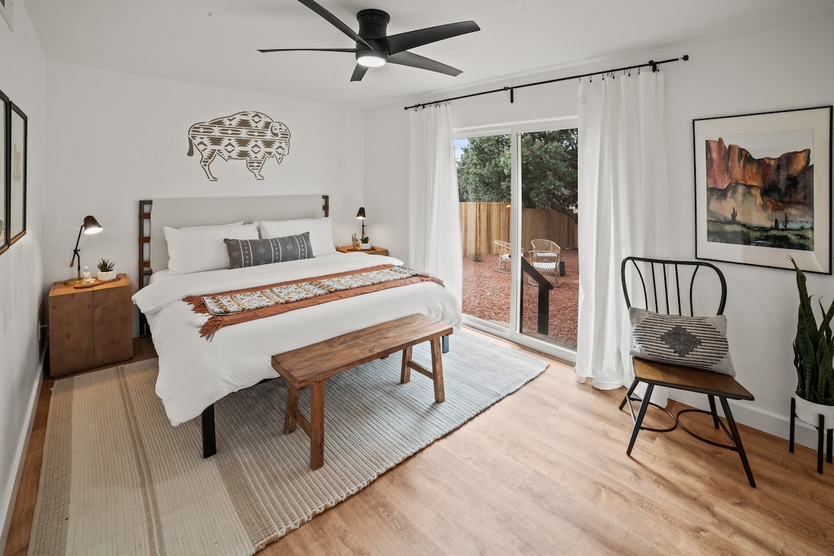 Главната спална соба има брачен кревет со душек од мемориска пена, луксузна постелнина, модерна естетика и лесен пристап до дворот каде што хидромасажната када и огништето се на само неколку чекори од вас.  Целосна приватна бања е веднаш до собата.