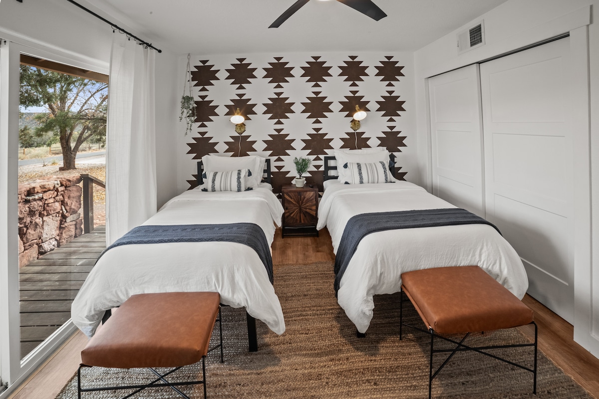 Двокреветните кревети имаат душеци од мемориска пена, душеци од мемориска пена, пристап до надворешен и плакар во целосна големина