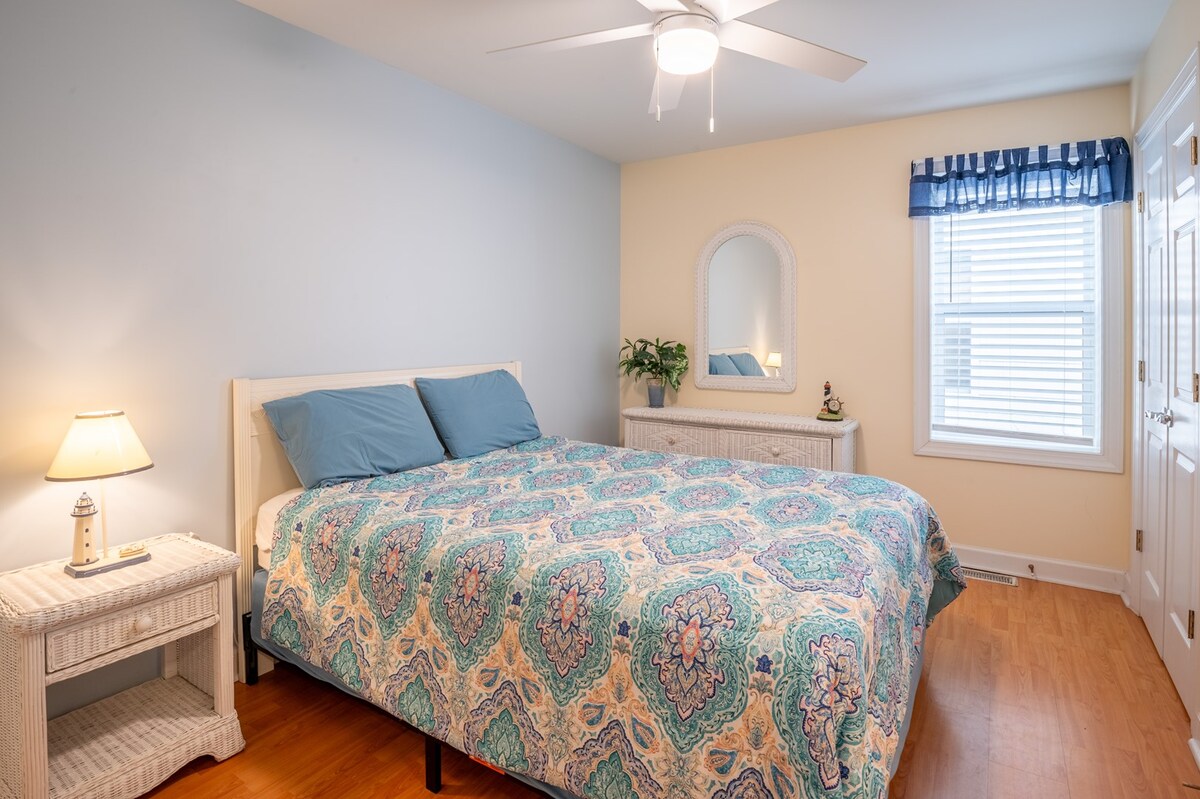 ห้องนอนแขกพร้อมเตียงควีนไซส์