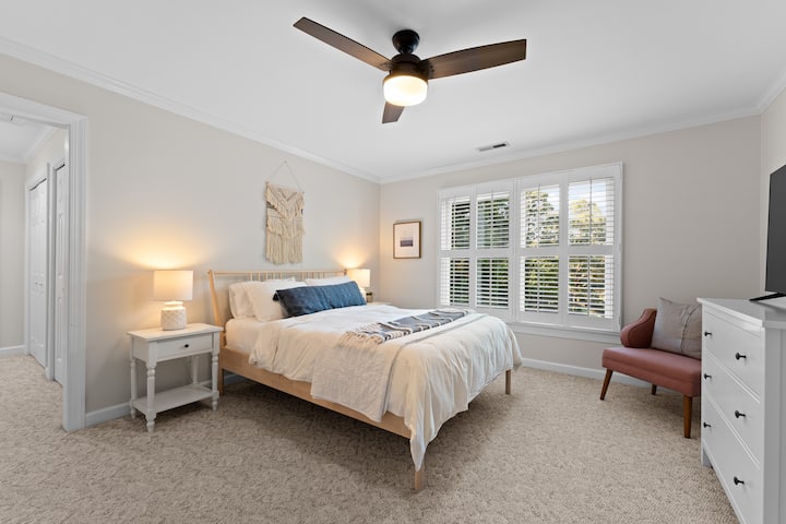 Mbretëresha e nivelit të sipërm 2 ka një krevat dopio "queen" dhe një banjë ngjitur.