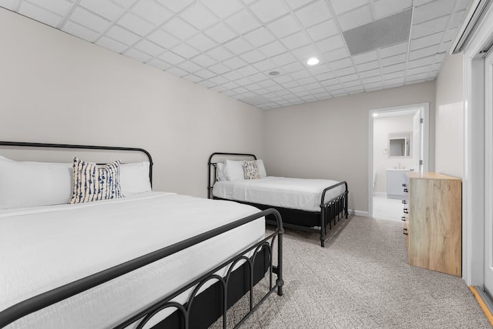 Dhoma gjumi dopio "queen" të nivelit 2 me banjë en suite. 