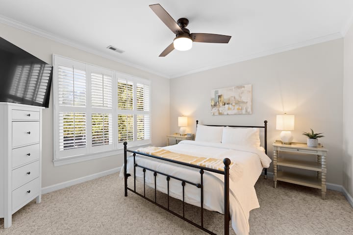 Dhoma e gjumit "Queen" e nivelit të sipërm 1 me banjë en suite. 