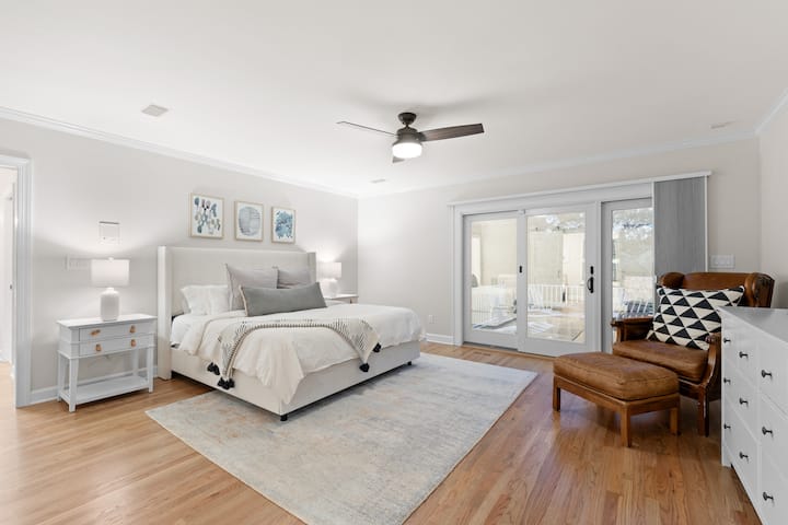 Dhoma kryesore e gjumit me banjë ngjitur, krevat dopio "king", ambiente të ulura me krevat dite dhe rrëshqitës në verandë. 