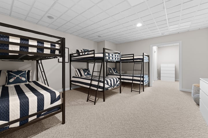 Dhomë marinari në katin e poshtëm me tre grupe krevatësh dopio, e përkryer për fëmijët që flenë!