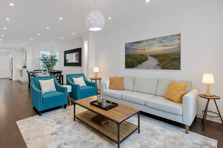 NEW! Chic 4BR – Free Parking – 10 Min to Downtown