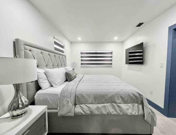 Главна спална соба  (брачен кревет (широк 180 - 200 см)