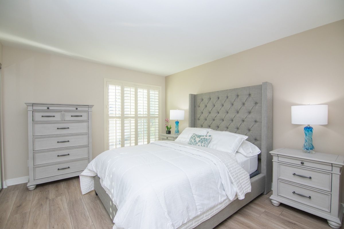 Удобни спални соби со луксузна постелнина со хотелски квалитет за мирен сон.